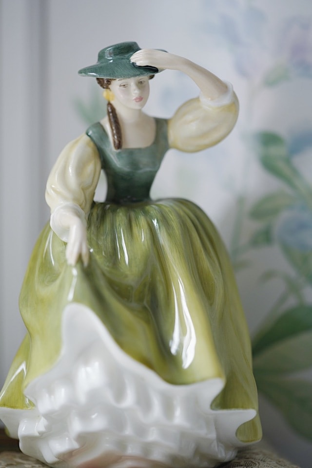 still-life-figurine-toy-lady-porcelain picture material