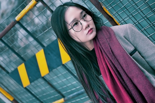 winter-portrait-face-green-glasses 图片素材