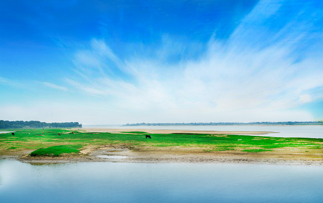 sky-water-landscape-grass-lakeside 图片素材