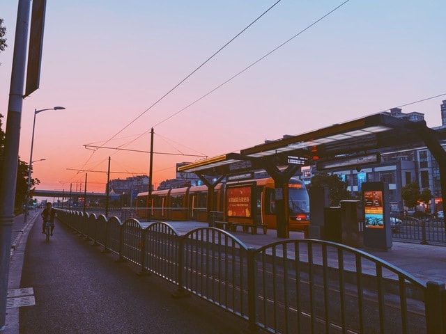 tram-sky-transport-morning-town 图片素材