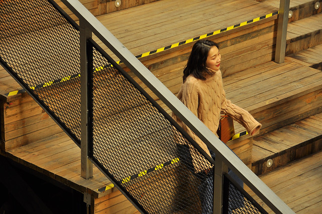 indoors-people-step-yellow-building 图片素材