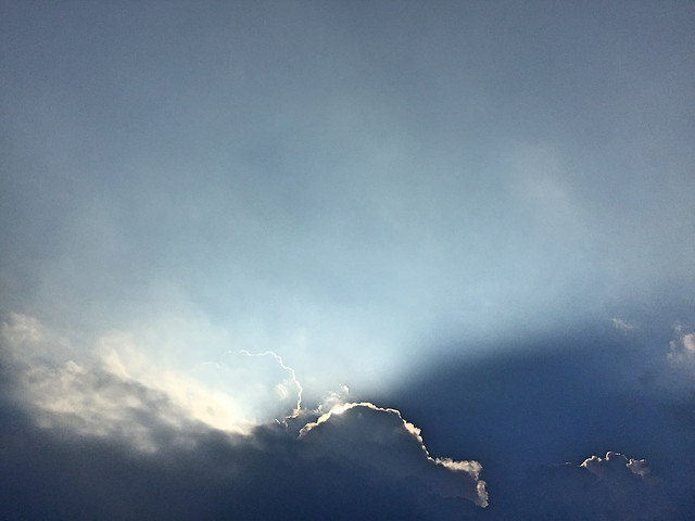 乌云背后的金光线 图片素材