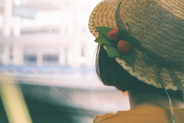 girl-travel-portrait-lid-people picture material