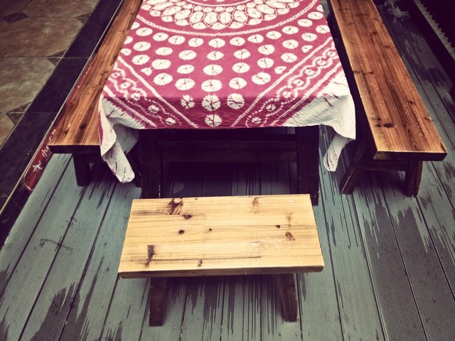 wood-table-wood-stain-floor-square 图片素材