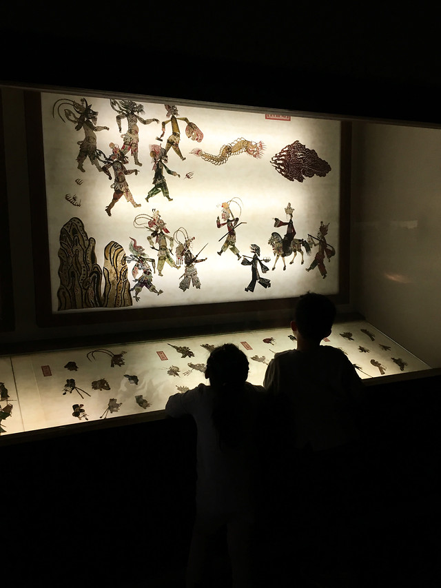 room-people-indoors-museum-exhibition 图片素材