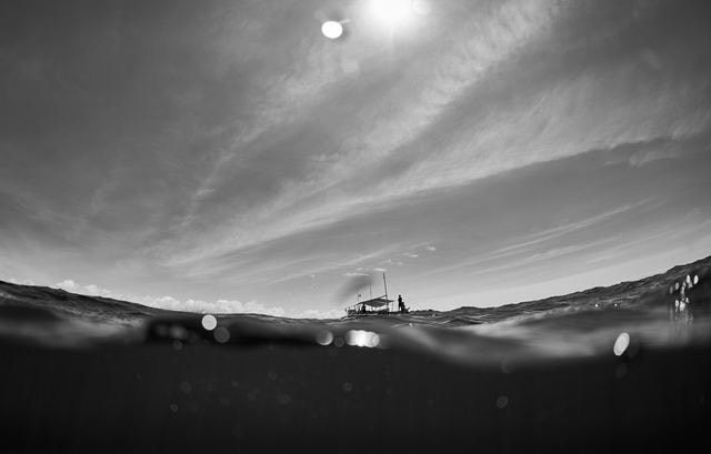 sea-sky-white-black-water 图片素材