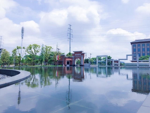 sky-water-reflection-reflecting-pool-daytime 图片素材