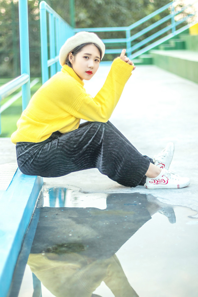 woman-outdoors-people-leisure-one 图片素材
