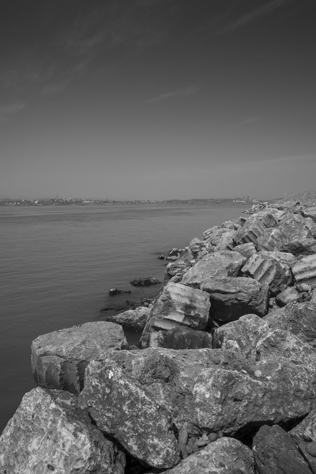 rock-black-and-white-sea-water-monochrome-photography 图片素材