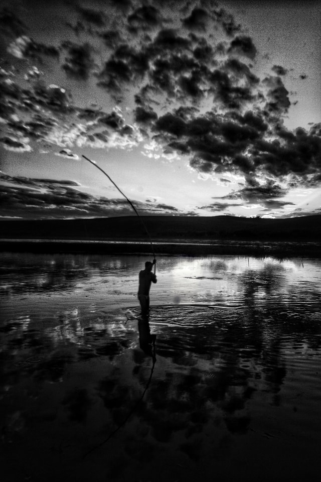 travel-sky-white-black-water 图片素材