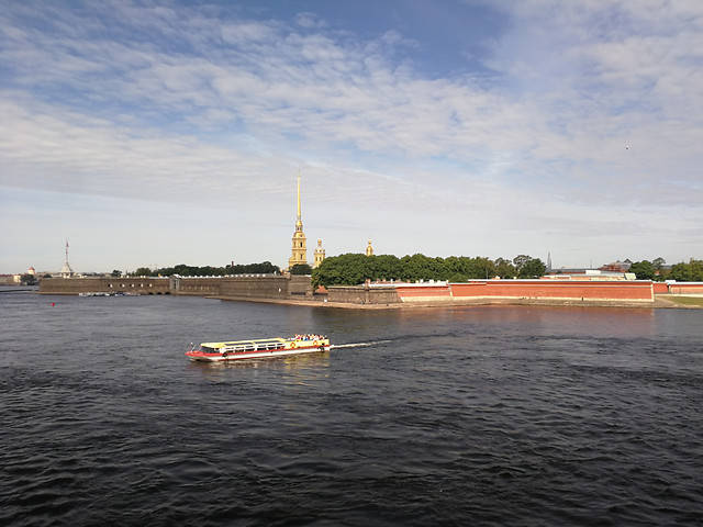 water-watercraft-no-person-river-vehicle 图片素材