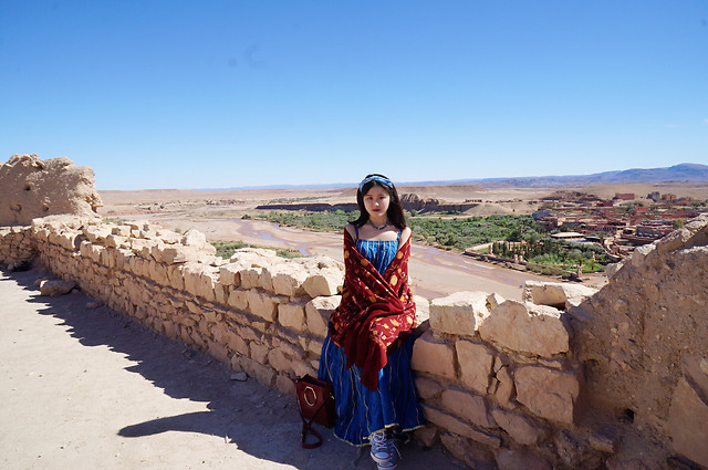 sky-travel-girl-landscape-sand picture material