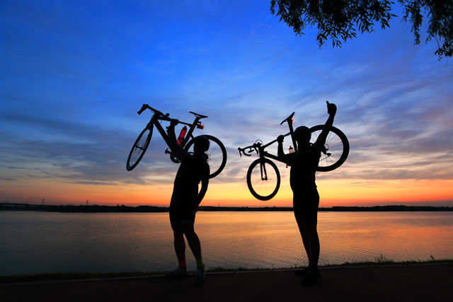 road-bicycle-sky-cycling-bicycle-sunset 图片素材