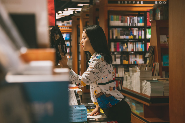 library-girl-people-adult-indoors 图片素材