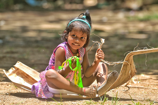 child-girl-people-nature-fun picture material