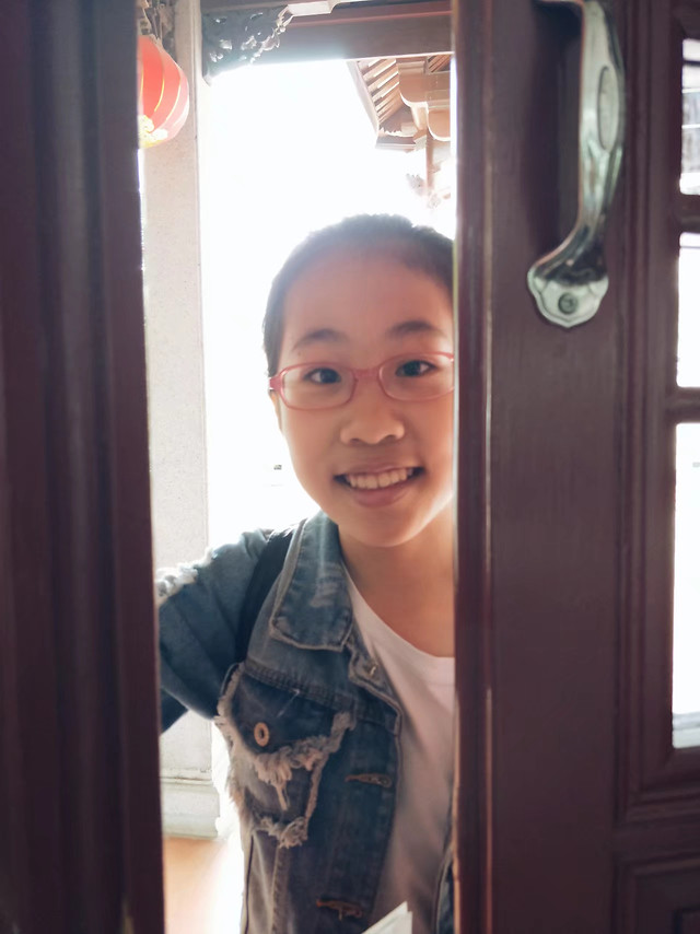 people-portrait-woman-door-indoors 图片素材