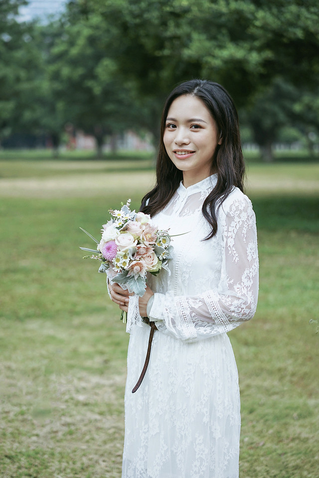 flower-woman-outdoors-park-nature 图片素材
