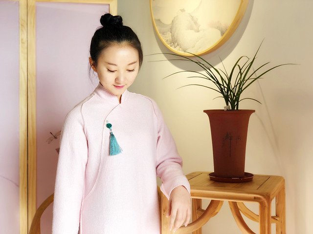 indoors-woman-relaxation-clothing-family 图片素材
