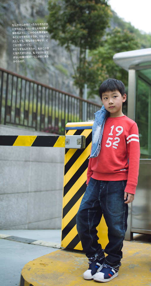 people-portrait-child-outdoors-red 图片素材