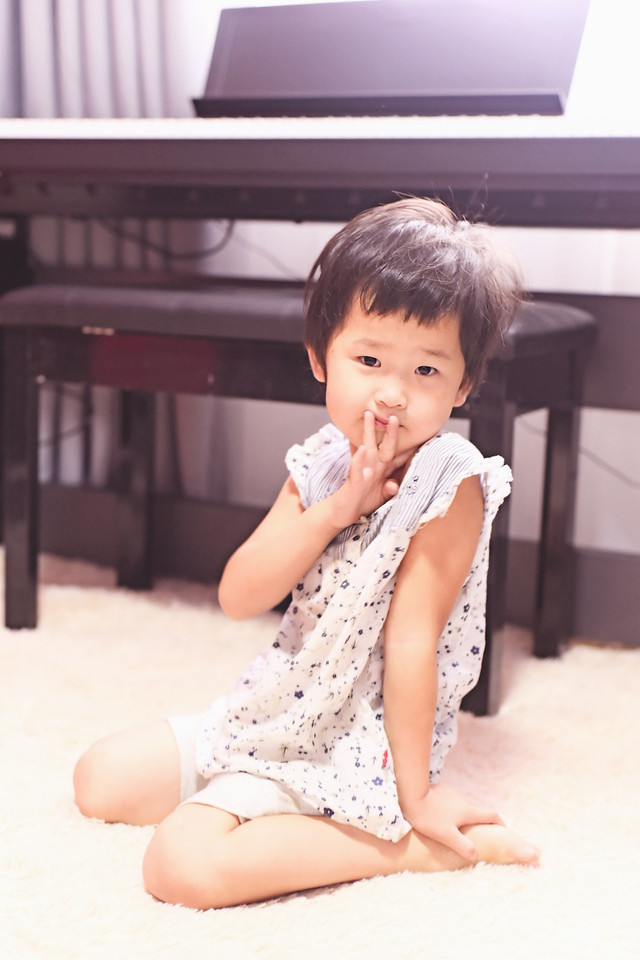 child-little-cute-baby-indoors 图片素材