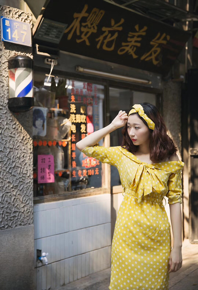 people-street-yellow-woman-shopping 图片素材