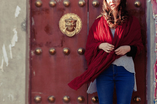 portrait-red-people-door-wear 图片素材