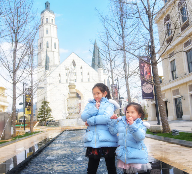 child-outdoors-city-people-family picture material