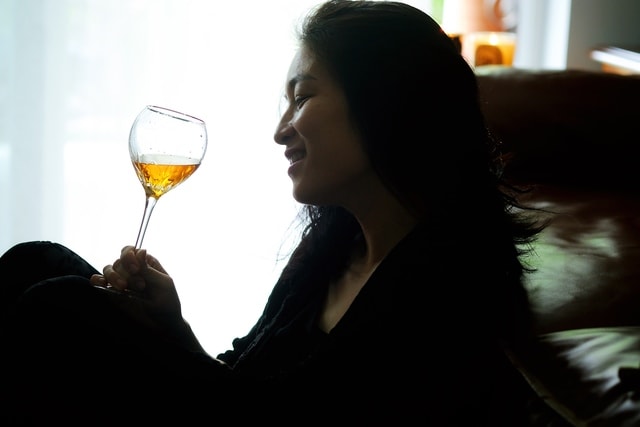 drink-a-little-wine-glass-stemware-glass-yellow 图片素材