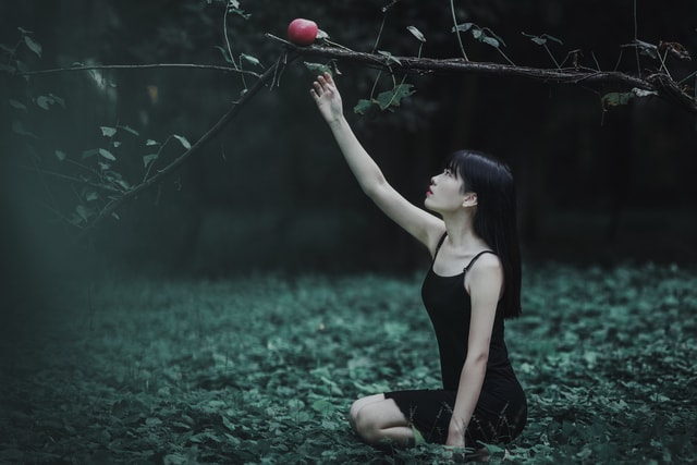 nature-girl-water-tree-black 图片素材