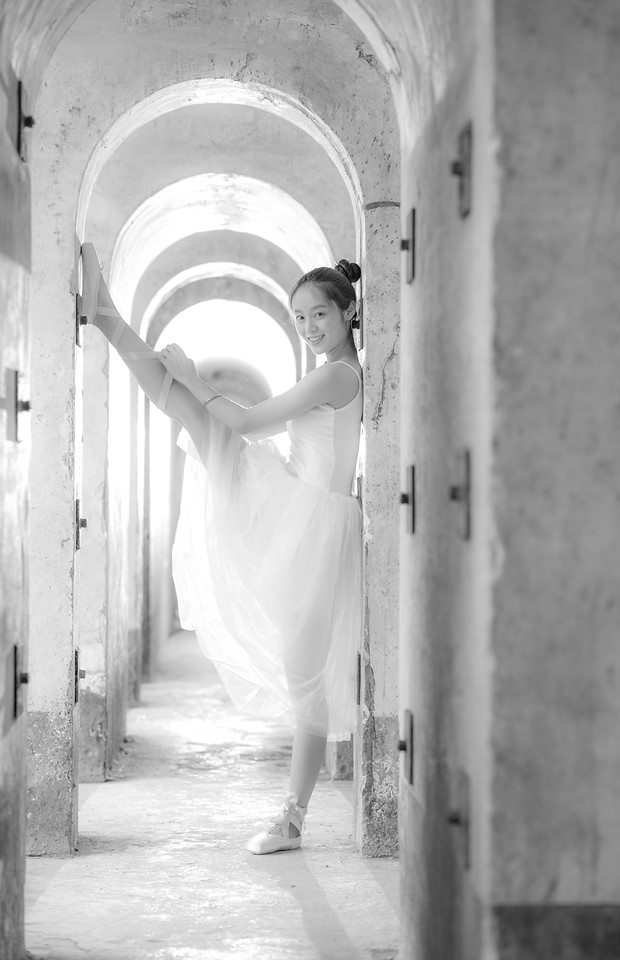 people-woman-one-adult-white 图片素材