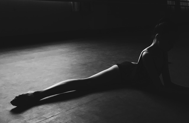monochrome-shadow-people-nude-one 图片素材
