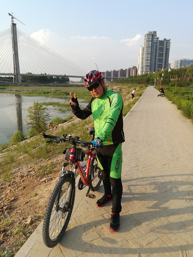 land-vehicle-recreation-vehicle-road-people 图片素材