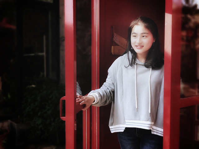 portrait-people-girl-red-street 图片素材