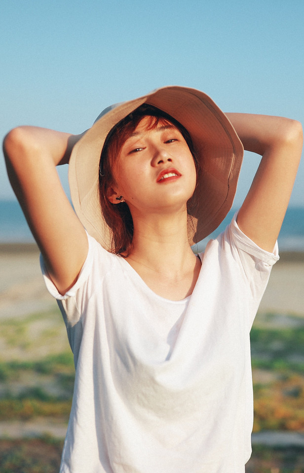 woman-outdoors-nature-summer-people 图片素材