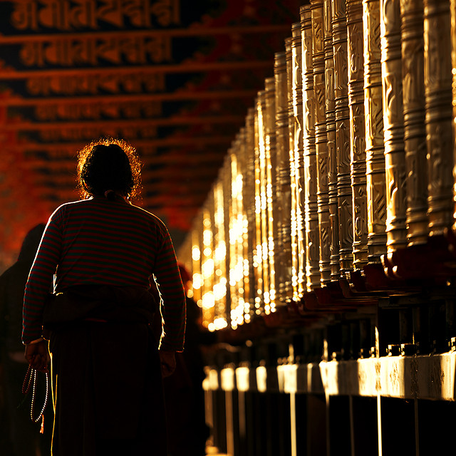 people-city-light-street-shadow 图片素材