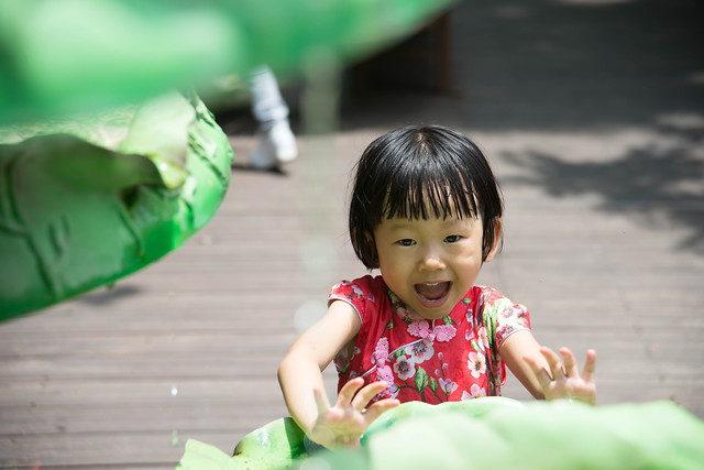 child-green-outdoors-baby-people 图片素材