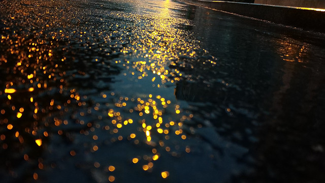 blur-reflection-water-no-person-yellow 图片素材