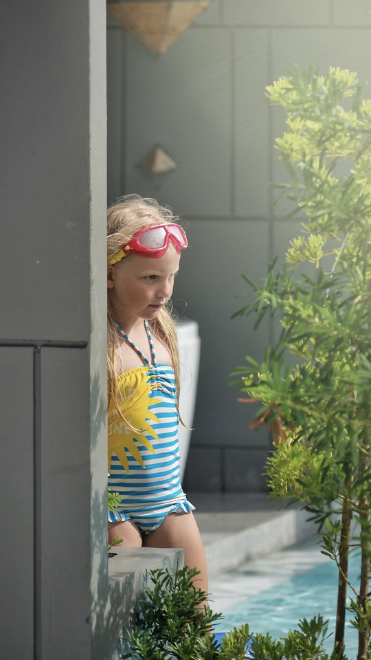 woman-girl-people-summer-clothing 图片素材