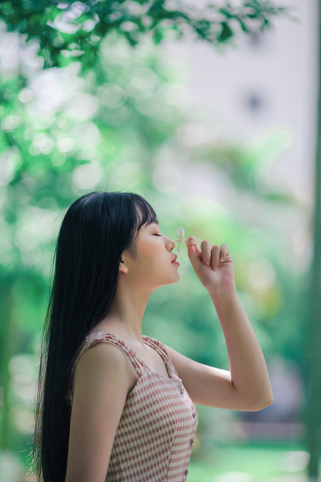 woman-nature-summer-green-relaxation 图片素材