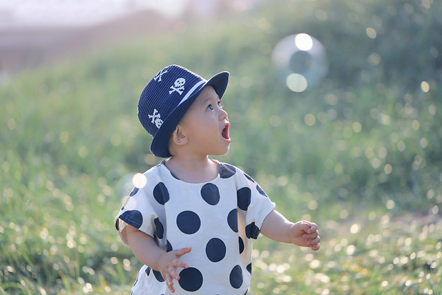 child-summer-grass-outdoors-fun 图片素材