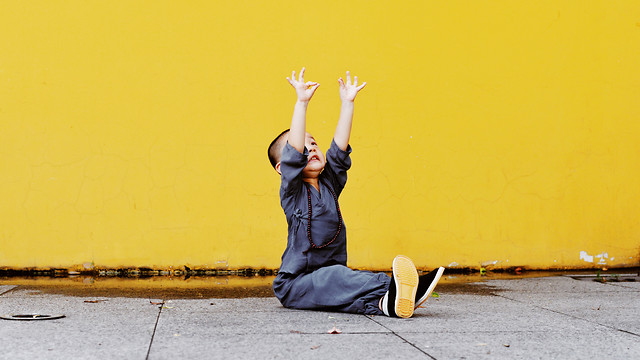 adult-portrait-yellow-girl-wall 图片素材