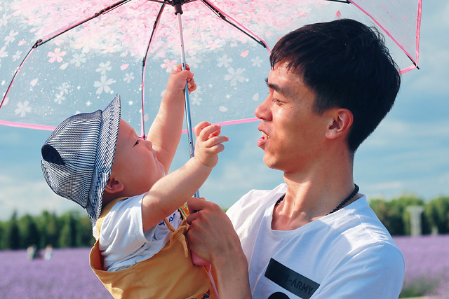 people-outdoors-woman-child-man 图片素材