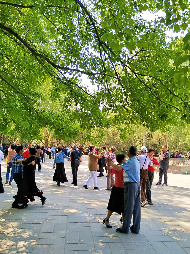 people-road-group-woman-man 图片素材