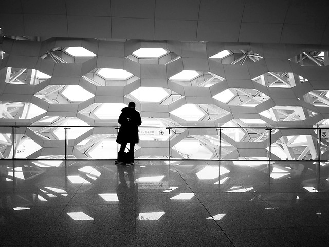light-monochrome-airport-people-reflection 图片素材