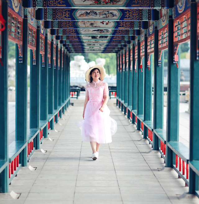 woman-photograph-red-fashion-indoors 图片素材