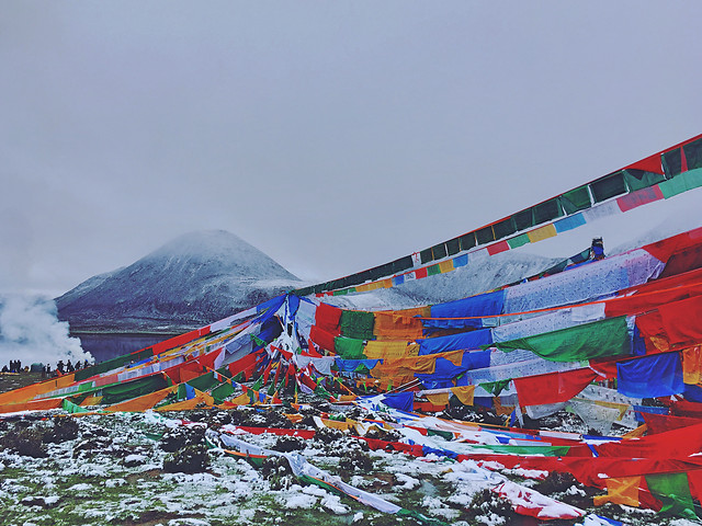 雪山下的经幡 图片素材