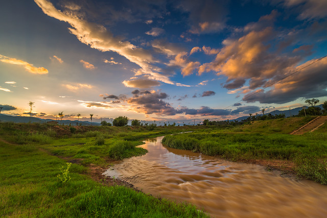 红河水流云 picture material