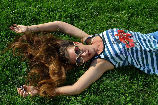 summer-grass-nature-woman-relaxation 图片素材