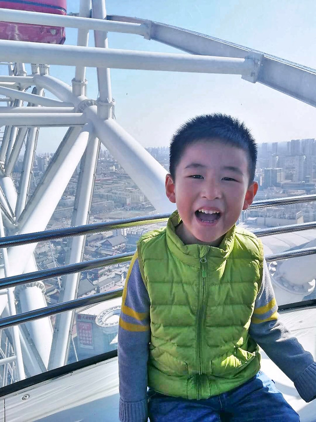 people-portrait-one-adult-outdoors 图片素材