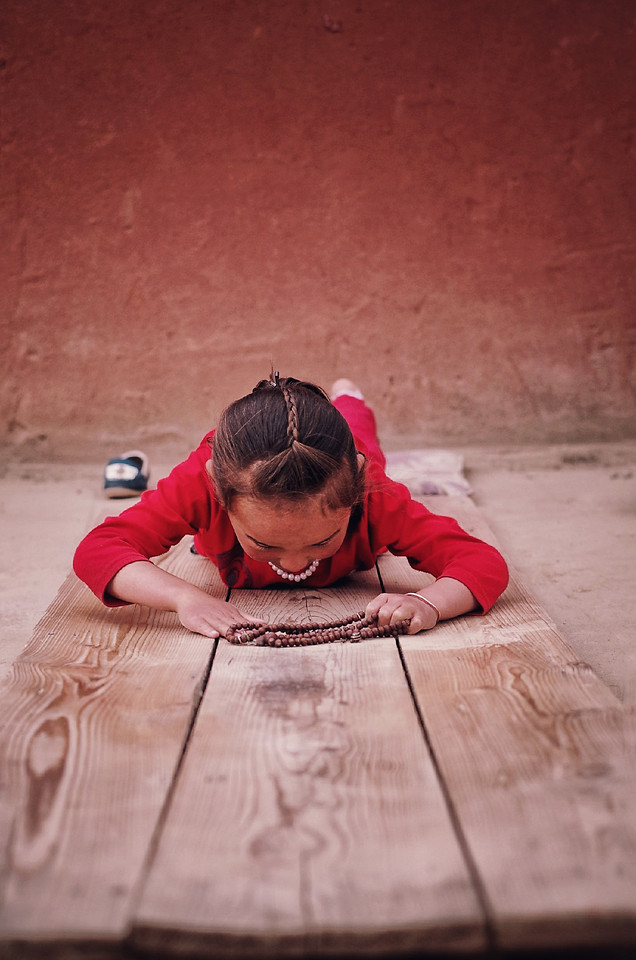 people-child-one-portrait-red 图片素材